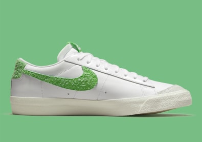 Deze Nike Blazer Low '77 "Soccer Pitch" is voorzien van een stukje grasmat