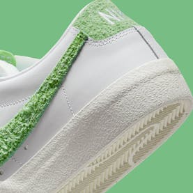 Deze Nike Blazer Low '77 "Soccer Pitch" is voorzien van een stukje grasmat