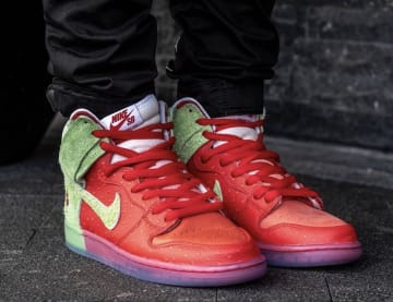 Check nu de eerste foto's van de Nike SB Dunk High "Strawberry Cough"