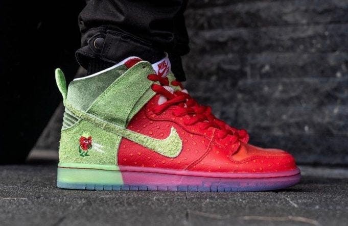 nike sb dunk high strawberry