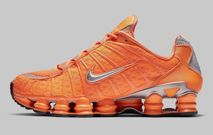 De Nike Shox TL maakt een comeback in Bright Orange