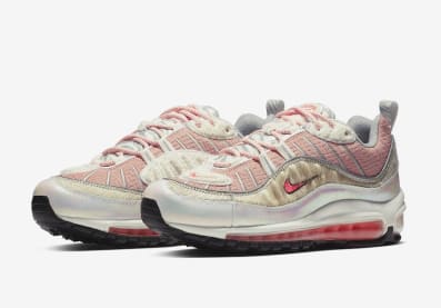 De officiële foto's van de Nike WMNS Air Max 98 Chinese New Year