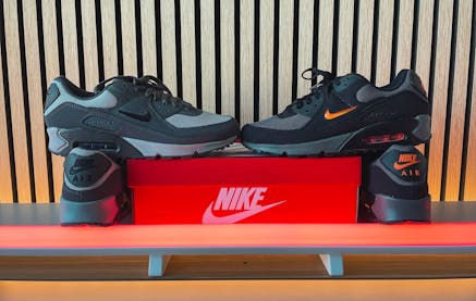 Nike voorziet de Air Max 90 Grey Scale en Black Orange van de Jewel Swoosh