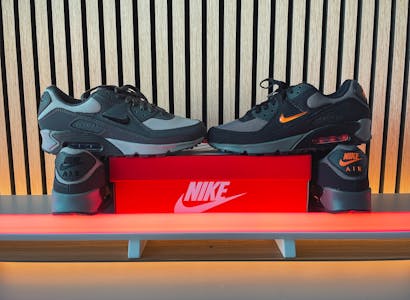 Nike voorziet de Air Max 90 Grey Scale en Black Orange van de Jewel Swoosh