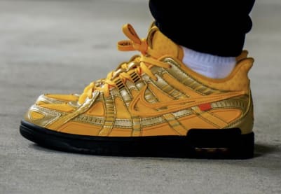 Check nu de foto's van de Off-White x Nike Air Rubber Dunk University Gold