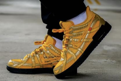 Check nu de foto's van de Off-White x Nike Air Rubber Dunk University Gold