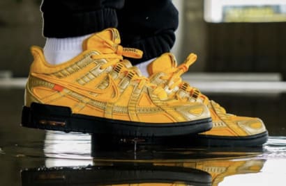 Check nu de foto's van de Off-White x Nike Air Rubber Dunk University Gold