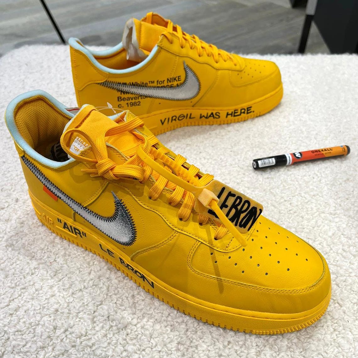 Dit zijn de eerste foto's van de Off-White x Nike Air Force 1 "University Gold"