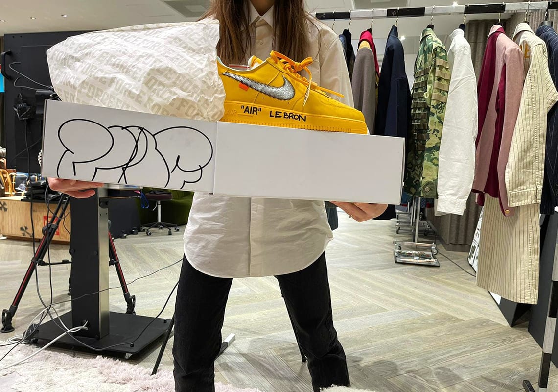 Dit zijn de eerste foto's van de Off-White x Nike Air Force 1 "University Gold"
