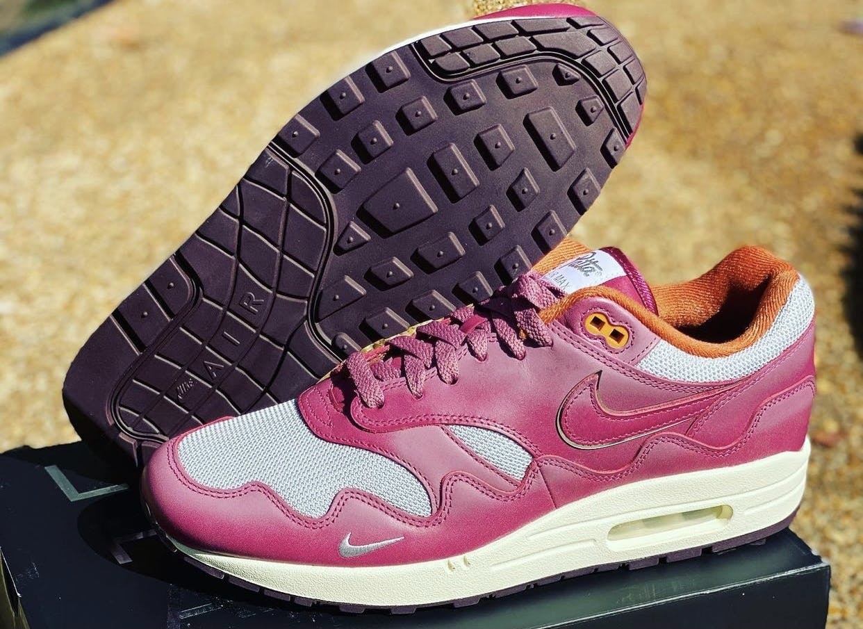 burgundy nike air max 1