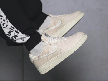 De On-feet foto's van de Stussy x Nike Air Force 1 Low Collection