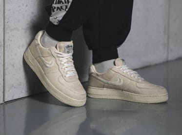 De On-feet foto's van de Stussy x Nike Air Force 1 Low Collection