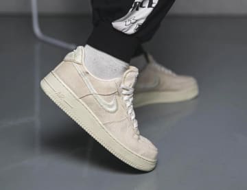 De On-feet foto's van de Stussy x Nike Air Force 1 Low Collection