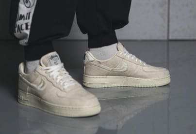 De On-feet foto's van de Stussy x Nike Air Force 1 Low Collection