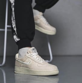 De On-feet foto's van de Stussy x Nike Air Force 1 Low Collection