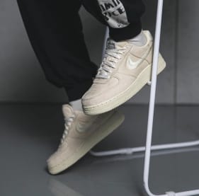 De On-feet foto's van de Stussy x Nike Air Force 1 Low Collection