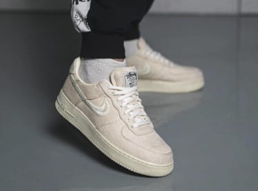 De On-feet foto's van de Stussy x Nike Air Force 1 Low Collection