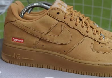 Supreme x Nike Air Force 1 Low Flax Foto 1