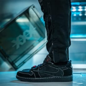 Travis Scott x Air Jordan 1 Low OG Black Phantom Foto 5