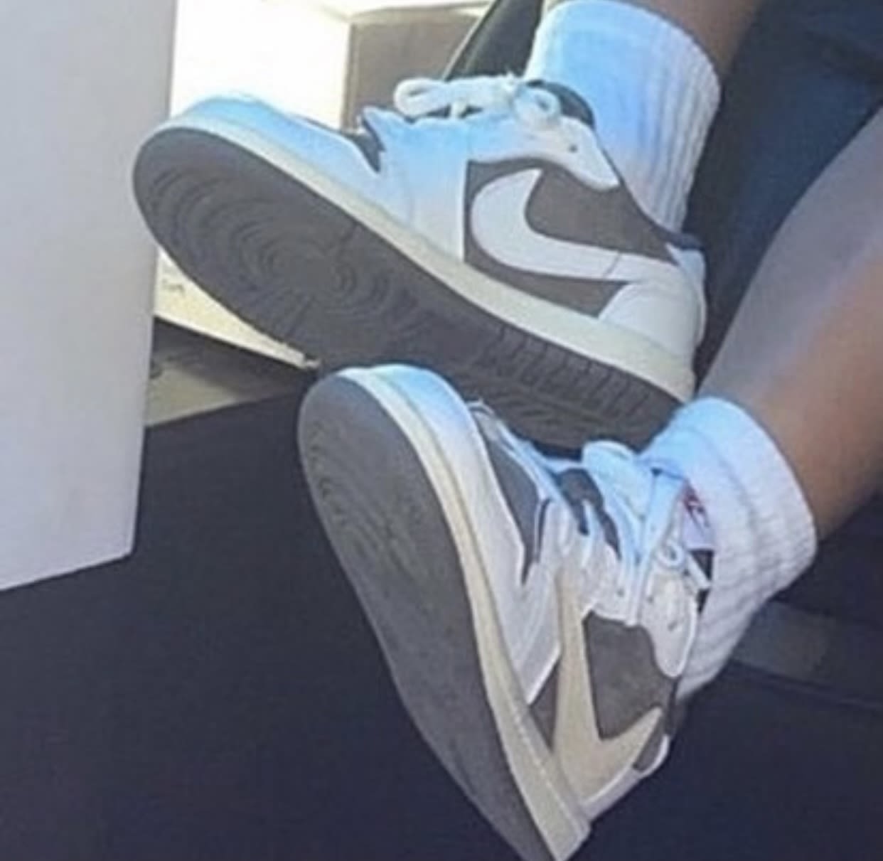 Travis Scott x Air Jordan 1 Low OG Reverse Mocha Foto 2