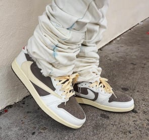 Travis Scott x Air Jordan 1 Low OG Reverse Mocha Foto 2