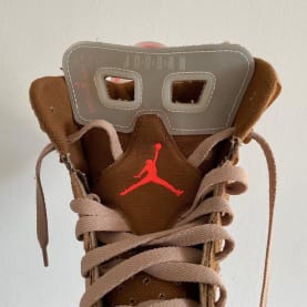 We hebben sample foto's van de upcoming Travis Scott x Air Jordan 6 "British Khaki"