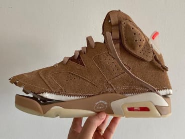 We hebben sample foto's van de upcoming Travis Scott x Air Jordan 6 "British Khaki"