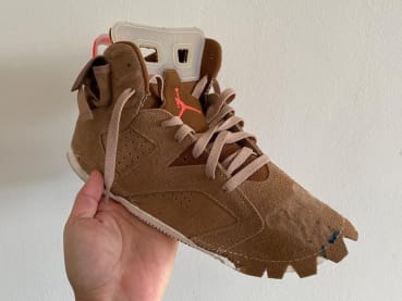 We hebben sample foto's van de upcoming Travis Scott x Air Jordan 6 "British Khaki"