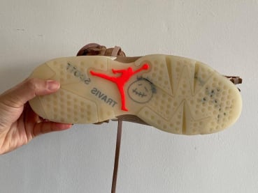 We hebben sample foto's van de upcoming Travis Scott x Air Jordan 6 "British Khaki"