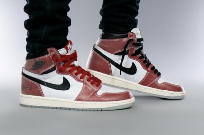 De eerste on-feet foto's van de Trophy Room x Air Jordan 1 High OG