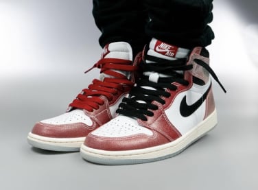 De eerste on-feet foto's van de Trophy Room x Air Jordan 1 High OG