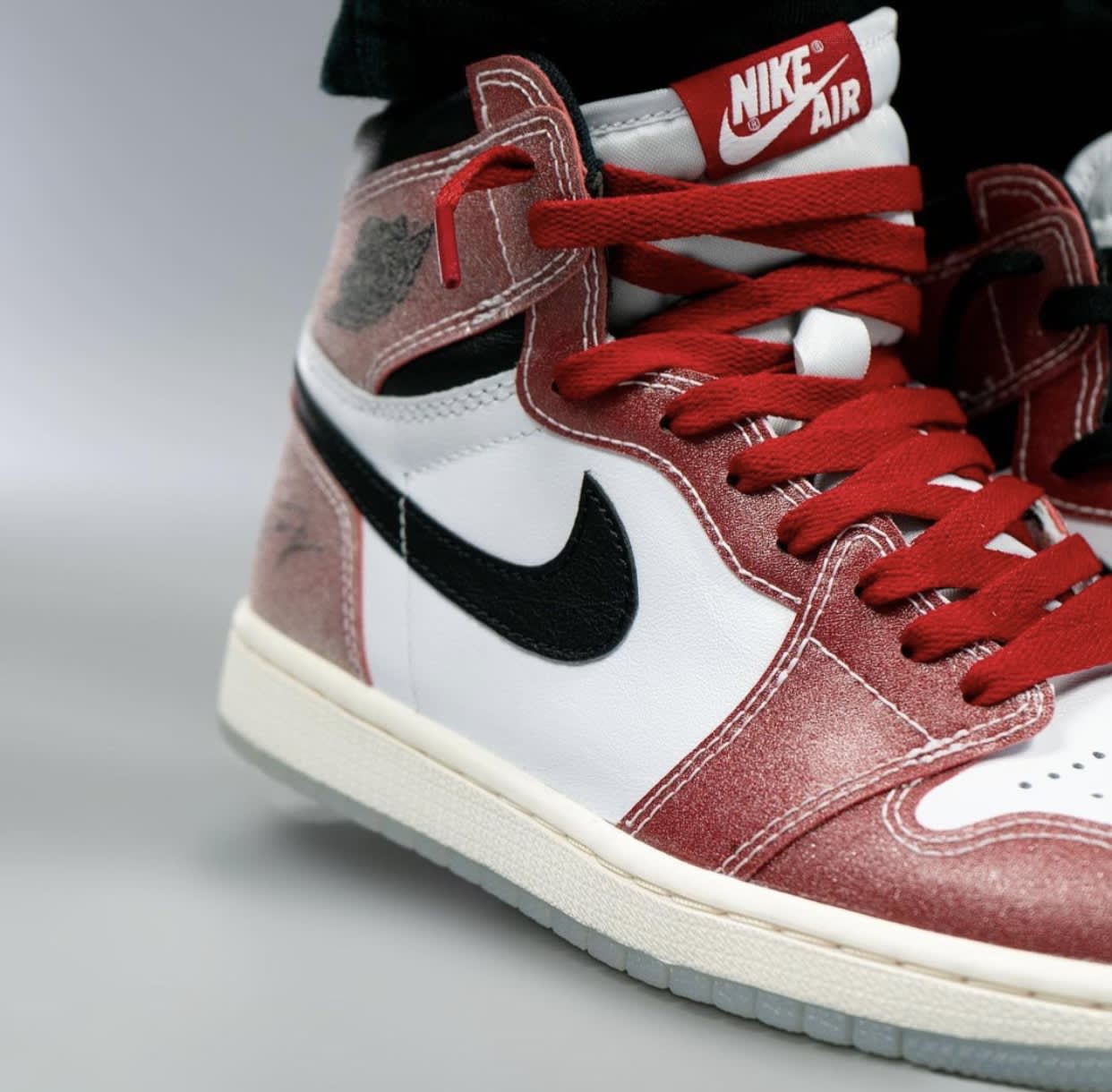 De eerste on-feet foto's van de Trophy Room x Air Jordan 1 High OG