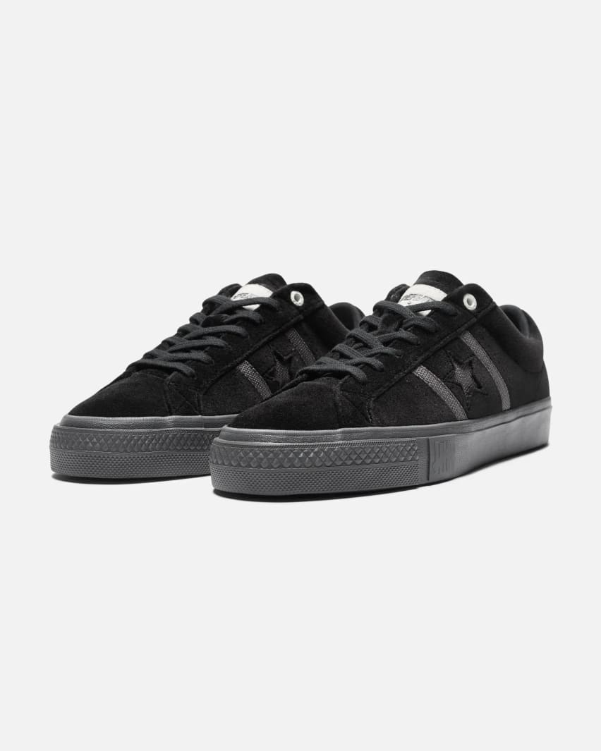 UNDEFEATED x Converse One Star Academy Pro Black Closeup Foto 1