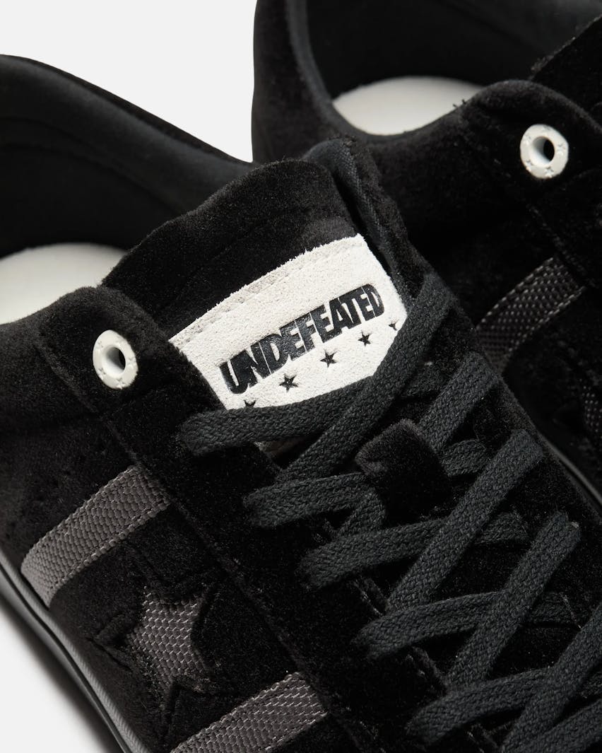 UNDEFEATED x Converse One Star Academy Pro Black Closeup Foto 3