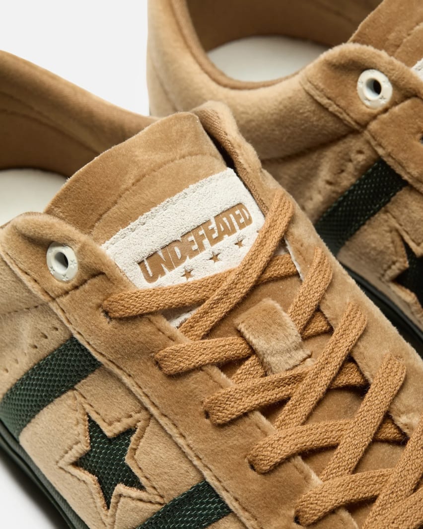 UNDEFEATED x Converse One Star Academy Pro Brown Closeup Foto 3