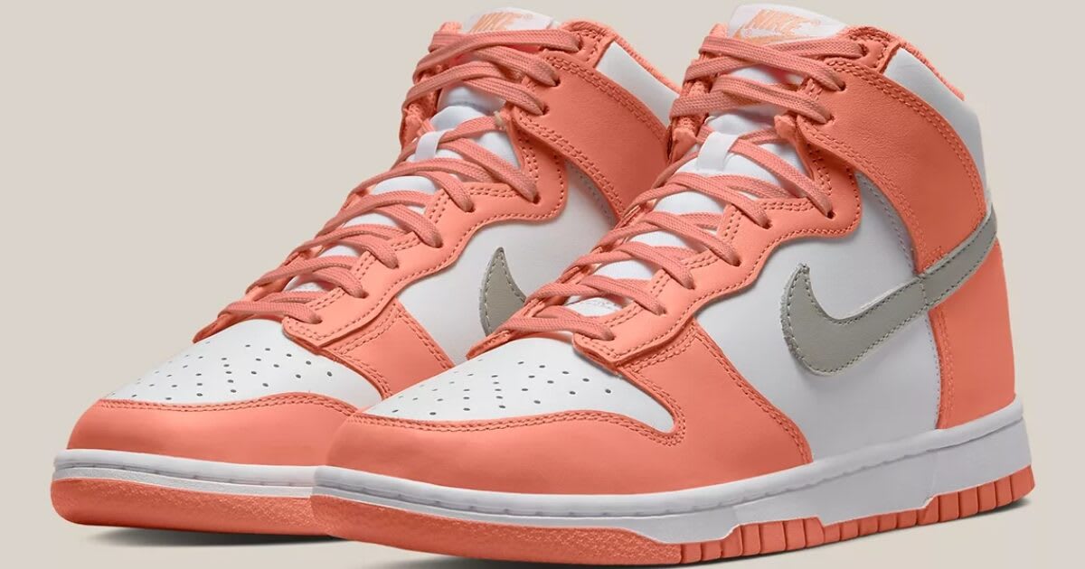 Deze zalmkleurige Nike Dunk High \