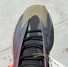 Adidas Yeezy 700 V3 Fade Carbon Foto 7