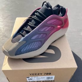 Adidas Yeezy 700 V3 Fade Carbon Foto 8