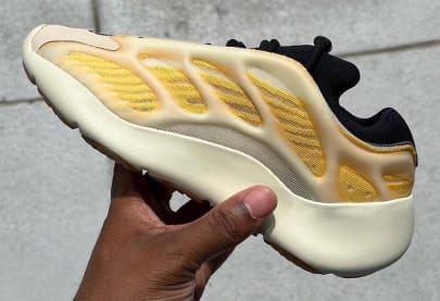 Adidas Yeezy 700 V3 Mono Safflower Foto 1