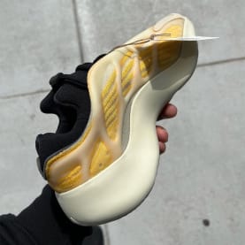 Adidas Yeezy 700 V3 Mono Safflower Foto 2