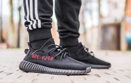 De Adidas Yeezy Boost 350 V2 "Bred" maakt een comeback rond de feestdagen