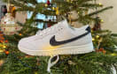 De ideale kerstsneaker nike dunk low se white glittery suede hq3502 100