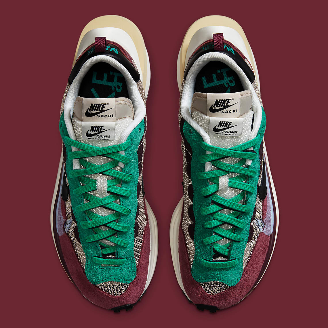 De releasedatum en officiële foto's van de sacai x Nike VaporWaffle "Villain Red"