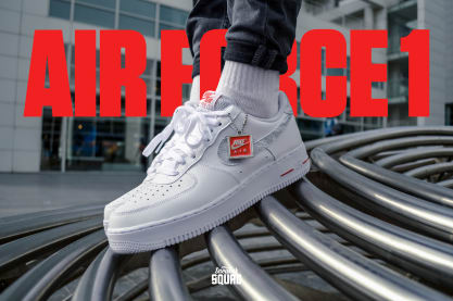 De Nike Air Force 1 Low 'Topography' met mini swoosh-jes in een topografisch patroon