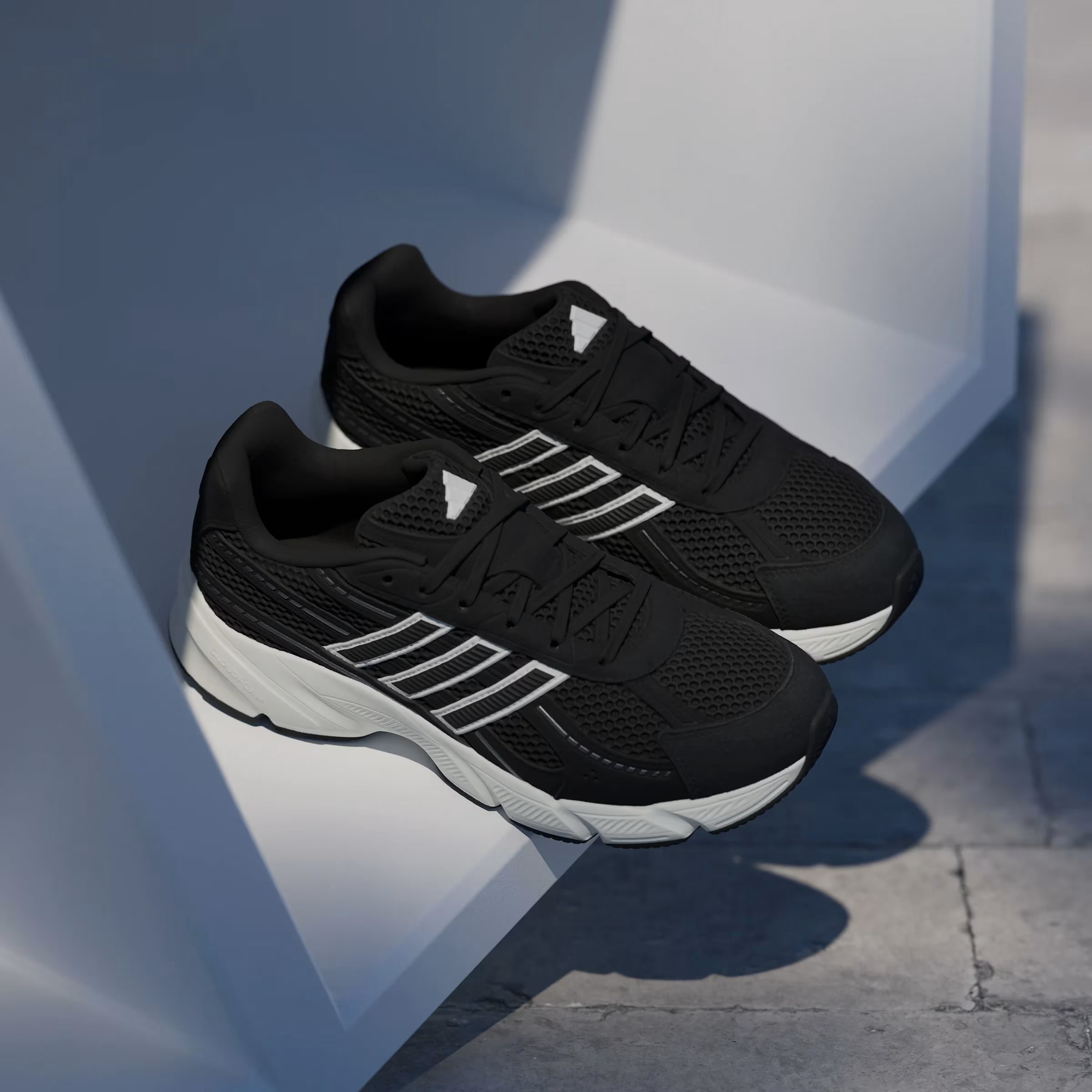 adidas TECHNOCHAOS 2000